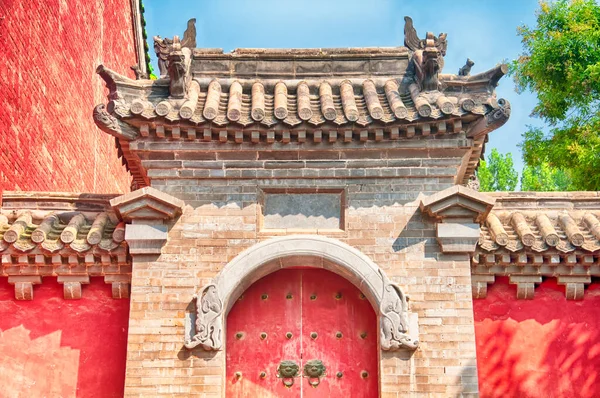 进入河南省登峰市少林寺的中国建筑大门 — 图库照片