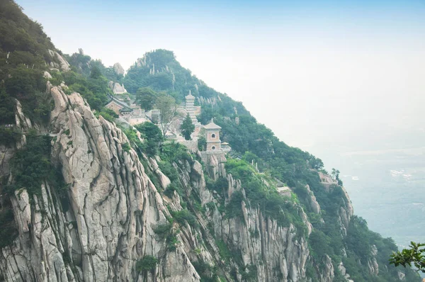 Çin 'in Henan Eyaleti' nin Mount Song bölgesindeki Sanhuang Budist tapınağı..