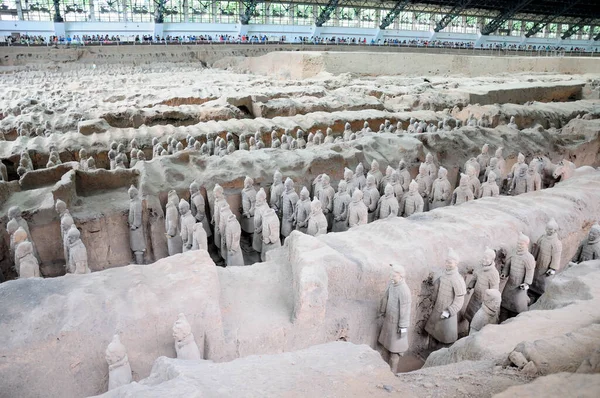 İmparator Qin Shi Huang 'ın terracotta savaşçıları Lintong, Xian, Shaanxi Eyaleti' ndeki en büyük arkeolojik alanda veya çukurda. Çincede Bing Ma Yong olarak bilinirler..