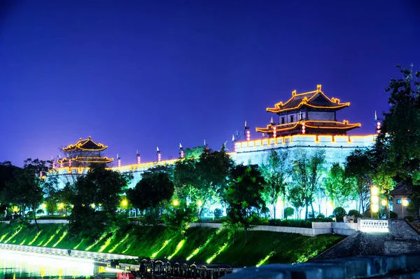 Las Luces Muralla Ciudad Xian Que Refleja Fuera Las Aguas —  Fotos de Stock