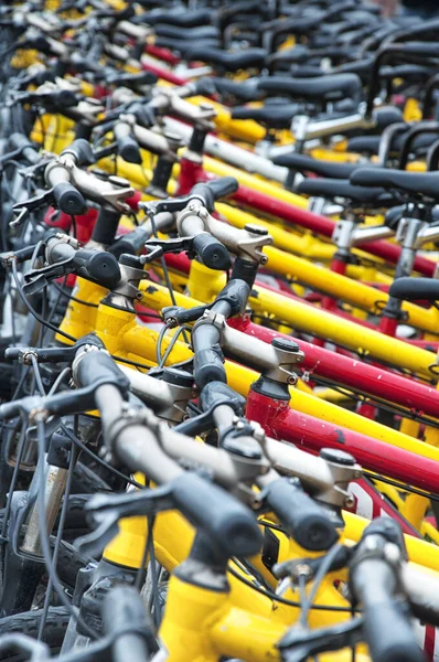 Bicicletas Moldadas Amarelas Vermelhas Agrupadas Parede Cidade Xian Província Shaanxi — Fotografia de Stock