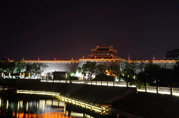 Les Tours Les Remparts Porte Sud Xian Illuminés Nuit Réfléchissant — Photo