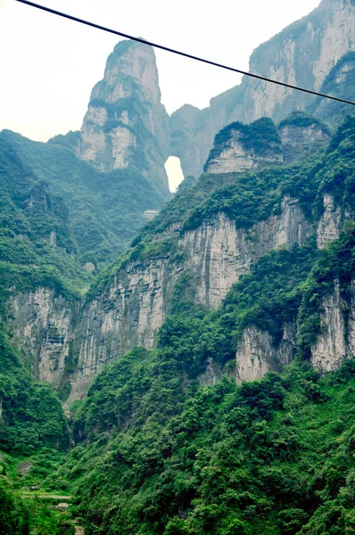Hunan Eyaleti Çin 'in Zhangjiajie şehrindeki Tianmenshan veya Tianmen Dağı' ndaki cennetin kapısı..