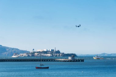 Sunny San Francisco California 'da arka planında Alcatraz olan Aquatic Park Koyu. 