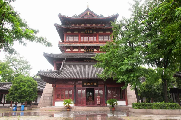 中国镇江 2017年8月11日 江苏省镇江西京市历史区内的一座传统的中国塔楼在阴天 — 图库照片