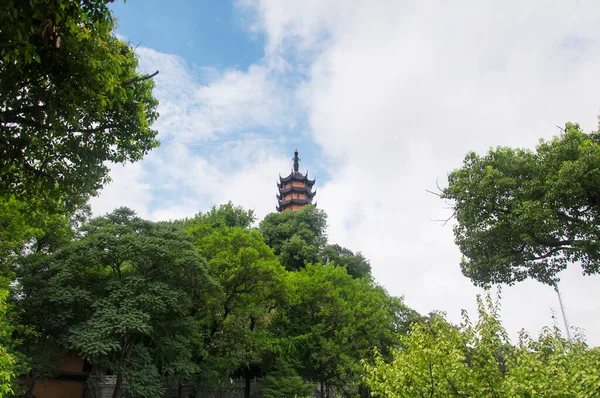 Пагода Сишо Возвышается Над Деревьями Буддийском Храме Цзиньшань Чжэньцзяне Пасмурный — стоковое фото