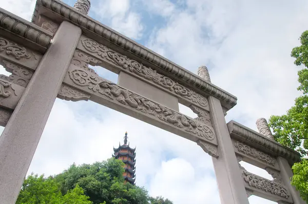 Een Chinese Poort Met Cishou Pagoda Achtergrond Bij Jinshan Temple — Stockfoto