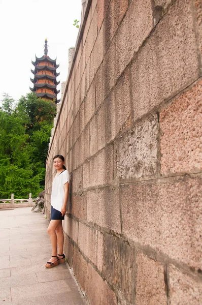 Chinese Woman Standing Wall Cishou Pagoda Background Jinshan Temple Scenic — Photo