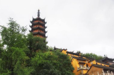 Zhenjiang, Çin. 17 Ağustos 2017. Jiangsu, Çin 'in Zhenjiang şehrinde bulutlu bir günde Jinshan Tapınağı manzaralı bir bölgede Cishou pagoda..