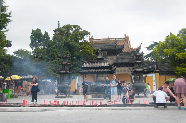 2017 관광객들 장쑤성의 사원에서 기도하고 — 스톡 사진