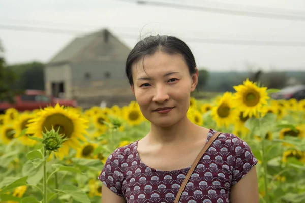 Chinese Woman Standing Field Sunflowers Buttonwood Farm Griswold Connecticut Overcast — Stockfoto