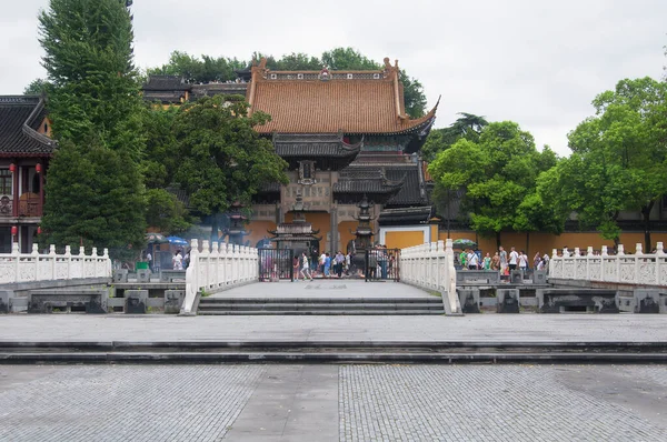Zhenjiang Porcelana Sierpnia 2017 Turyści Spacerujący Placu Kultury Jinshan Świątyni — Zdjęcie stockowe