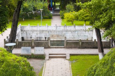 Cennetin altındaki en güzel bahar Zhenjiang Çin 'deki Jinshan Tapınağı manzaralı bölgede. tian xia de yi quan karakterleri Cennetin altındaki en iyi bahara tercüme eder..