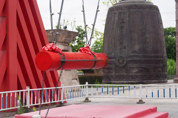 Большой Металлический Буддийский Молитвенный Колокол Культурной Площади Храме Цзиншань Чжэньцзяне — стоковое фото