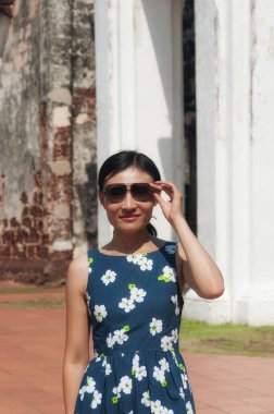 Malezya, Malezya 'daki Aziz Paul Kilisesi' nin tarihi kalıntılarının önünde duran Çinli bir kadın.. 