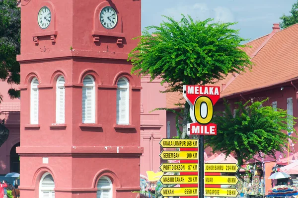 Torre Relógio Histórico Perto Igreja Cristo Marcador Quilometragem Cidade Melaka — Fotografia de Stock