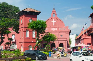 Melaka, Malezya. 17 Ağustos 2017. İsa Kilisesi yakınlarındaki tarihi saat kulesi ve Melaka Malezya şehrindeki milage işareti..