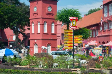 Melaka, Malezya. 17 Ağustos 2017. İsa Kilisesi yakınlarındaki tarihi saat kulesi ve Melaka Malezya şehrindeki milage işareti..