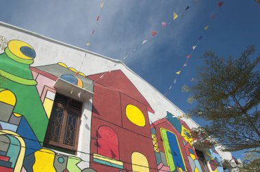Melaka, Malezya. 17 Ağustos 2017. Malacca Malezya 'nın Jonker caddesinde mavi gökyüzü gününde bir binanın kenarına renkli grafiti.. 