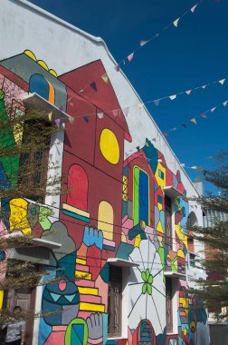 Aziz Francis Xavier Katolik Kilisesi 'nin ikiz kuleleri, Malacca Malezya' daki su kanalını kaplayan binaların üzerinde yükseliyor güneşli mavi gökyüzü gününde..