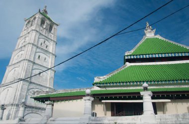 1748 'de Malacca Malezya şehrinde inşa edilen Kampung Kling Camii' nin tarihi yıpranmış kulesi..