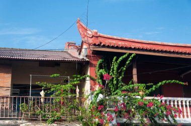 Malacca Malezya 'nın ünlü Jonker yürüyüş alanı içinde güneşli mavi gökyüzü gününde çeşitli yıpranmış binalar..
