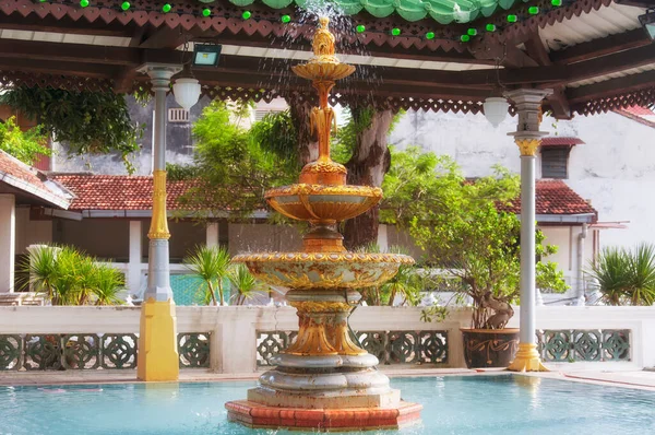 Una Fontana Una Piscina All Interno Della Moschea Islamica Kampung — Foto Stock