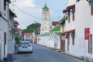 Melaka, Malezya. 17 Ağustos 2017. Kampung Kling Camii 'nin tarihi yıpranmış kulesi. 1748' de Malacca Malezya 'da mavi gökyüzü gününde inşa edilmiş..