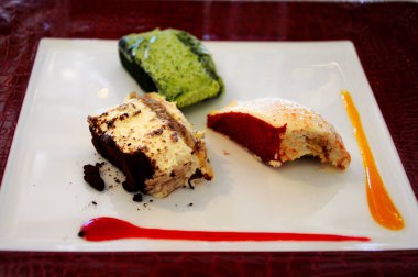 Üç farklı tiramisu tatlısı.. 