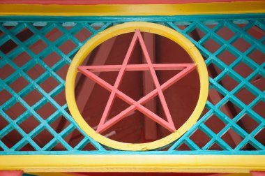 Renkli örgülerin arasında Çin 'in kırmızı yıldızı.