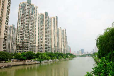 Şangay 'daki Suzhou nehri boyunca uzanan apartmanlar..