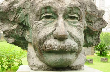 Albert Einstein 'ın Şangay' ın Puxi bölgesindeki Red Town heykel parkındaki büstü.. 