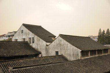 Şangay 'daki Fengjing Town' da öğleden sonra Çin usulü yıpranmış binaların mimarisi.. 