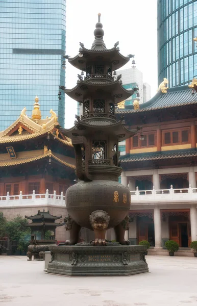 Una Gran Urna Oración Budista Patio Del Templo Jingan Shanghai — Foto de Stock