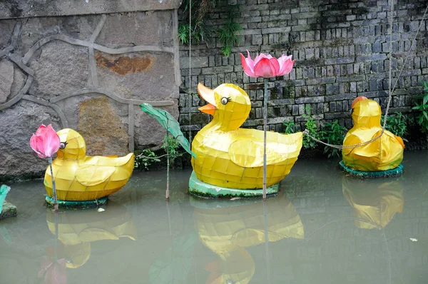 Плавающие Желтые Утки Цветы Лотоса Водном Канале Синьчане Древний Город — стоковое фото