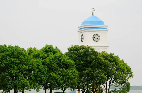 Una Pequeña Torre Con Techo Azul Reloj Rodeado Árboles Lago —  Fotos de Stock