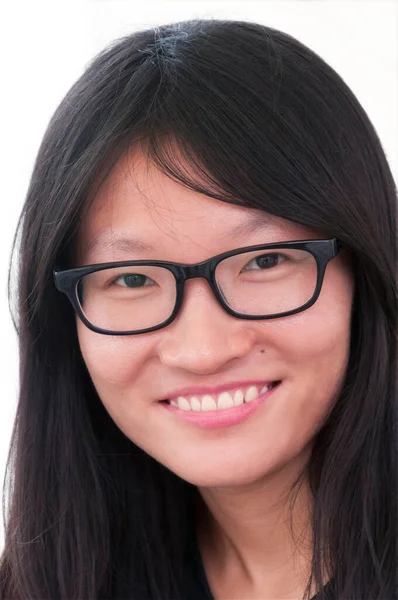 一个白底的中国女人戴着黑色边框眼镜笑着 — 图库照片