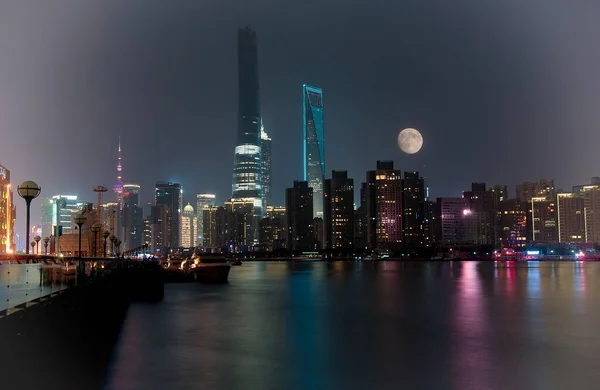 Lujiazui Skyline Lit Waxing Moon Night Huangpu River —  Fotos de Stock