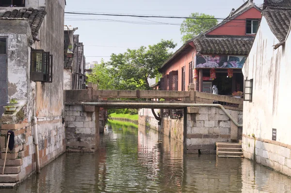 Uma Ponte Que Atravessa Dos Canais Água Dentro Cidade Fengjing — Fotografia de Stock