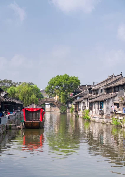 Los Edificios Canales Agua Ciudad Fengjing Shanghai China Día Soleado —  Fotos de Stock