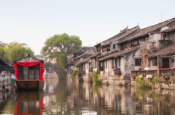 Los Edificios Canales Agua Ciudad Fengjing Shanghai China Día Soleado —  Fotos de Stock