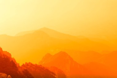 Çin 'in Shandong eyaletindeki Taishan Dağları sabah güneşinde..