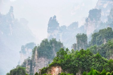 Hunan Eyaleti Çin 'deki Zhangjiajie orman parkının manzarası ve sıradışı kaya oluşumları..