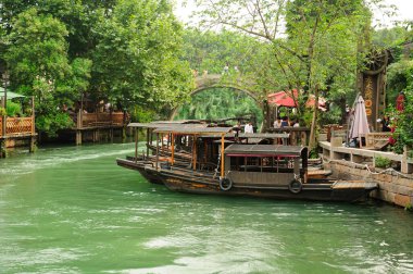 29 Ağustos 2015. Wuzhen, Çin. Çin tarzı tekneler Çin 'in Zhejiang Eyaleti' ndeki Tongxiang 'ın Wuzhen Batı Sahne Bölgesi' nde bir su kanalına demirledi.. 