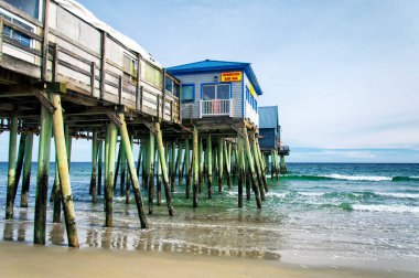 Maine 'deki Old Orchard Plajı. 17 Şubat 2018. New England 'da güneşli bir kış gününde Maine' deki ikonik eski meyve bahçesi sahil iskelesi..