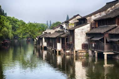 Çin 'in Zhejiang Eyaleti' ndeki Tongxiang Wuzhen Doğu Sahne Bölgesi 'nin su kanallarını kaplayan binalar.. 