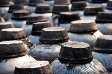 TongHsiang Wuzhen 'in doğusundaki Zhejiang bölgesinde birçok taş kapta xuchang soya sosu var.. 