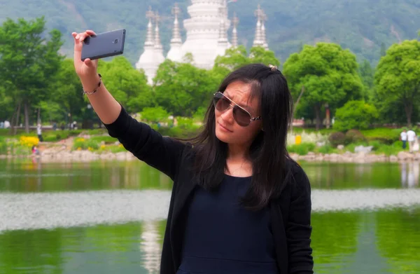 Chinese Woman Taking Selfie Lake Manfeilong Pagoda Lingshan Scenic Area — 스톡 사진