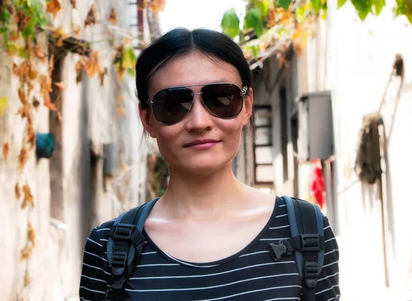 Chinese Woman Wearing Black White Stripped Shirt Sunglasses Standing Alleyway — Stockfoto