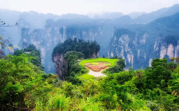 Çin 'in Hunan bölgesindeki Geopark ve Zhangjiajie orman parkında küçük bir çiftlik..